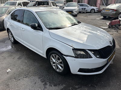 סקודה אוקטביה מודל 2018. יד נוכחית: שנייה, בעלות נוכחית: מדינת ישראל. תיבת הילוכים: אוטומטי 