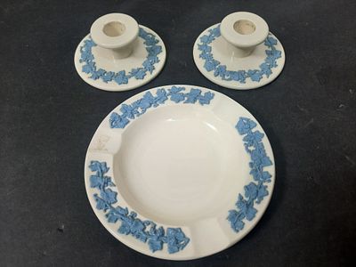 פמוטים תוצרת וודג'ווד עם מוטיב גפנים 
עלי גפן ואשכולות ענבים 
מאפרה וצרת וודג'ווד 