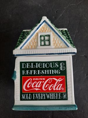 פריט קרמי בצורה של בית 
קוקה קולה 
12*9.5*9סמ 
COCA COLA