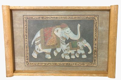 מגש עץ דקורטיבי, מעוטר בסצנה הודית מסורתית של שני פילים מקושטים . מידות: 50 &times; 30 &times; 