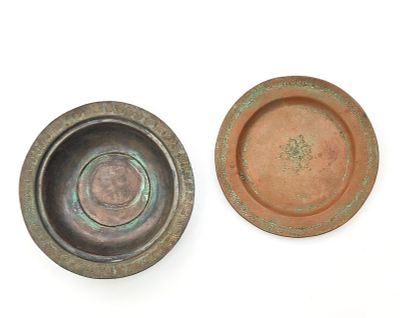 קערית וצלחת נחושת אסלאמיות מזרח תיכוניות, שהיו נפוצות ביישובים ערביים כפריים באיזור ארץ ישראל 