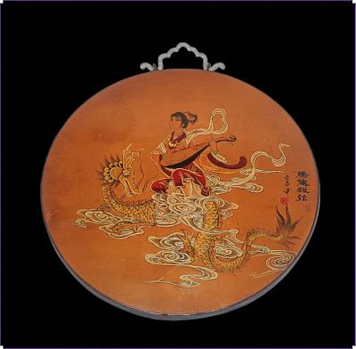 ציור יד סיני על לוח עץ מצופה לכה, חתום, וינטג' סיני מאמצע המאה. 
קוטר כ 9 אינץ', עובי 11 מ"מ. 
