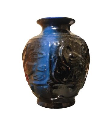 אגרטל קרמי סיני דקורטיבי, יציקה בתבנית דו־חלקית עם תבליט ציפורים דמיוניות על קרע עננים, מזוגג 