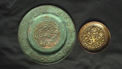 שתי צלחות נחושת פרסיות עם עיטורי בלט. מקורי ישן - שנות 40-60, 
מצב אותנטי, פטינה ישנה יפיפיה. 