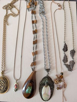 לוט תכשיטים שרשראת ותליונים וינטג'