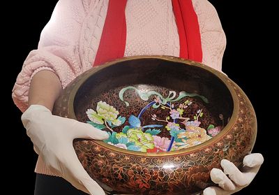 קערת קלאוזונה סינית ענקית מאמצע המאה ה 20, קוטר מקסימלי, כ 29 ס"מ. פגמים שנראים בדופן החיצונית 