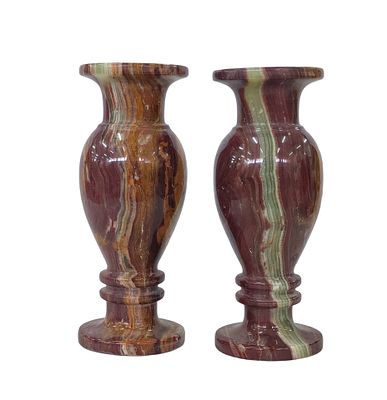 זוג אגרטלים מרהיבים מגולפים מאבן אוניקס טבעית עם גימור חלק ומלוטש. 
פסי צבע וטבעות בדוגמה 