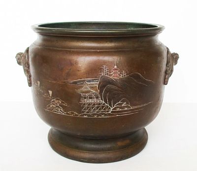 יפן – עתיקות 
זהו כלי ברונזה יפני עם פטינה, שהוענק במקור כמתנת זיכרון על ידי אגודת החקלאים של 