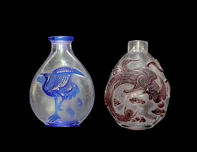זוג בקבוקי טבק הסנפה מזכוכית סינית, וינטג' מאמצע המאה ה20. 
בקבוק אחד דמות ציפור מסוגננת 