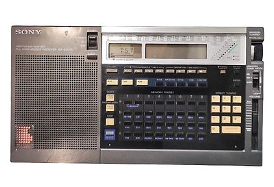 רדיו Sony ICF-2001D מקורי, וינטג’ איכותי, מקלט רב־תחומי מתקדם לתקופתו עם קליטה AM / FM / LW / 