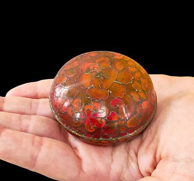 קופסת איפור או קופסת גלולות קלואיזונה פרחונית אדומה. סין, אמצע המאה ה-20. 
עבודת אומן מיומנת 