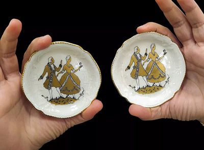 2 צלוחיות וינטג' של רוזנטל - סנסוסי, סגנון ויקטוריאני: זוג אצילים גרמנים. 
הדמויות צבועות 