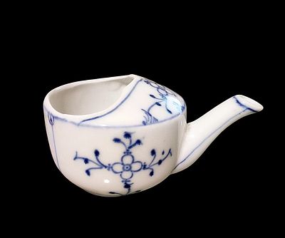 כוס האכלה רפואית ויקטוריאנית עתיקה (מאכילה לנכים), עשויה מפורצלן לבן משובח עם עיטור פרחוני כחול 