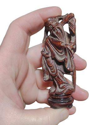 פסל מיניאטורי של זקן חכם סיני המחזיק במטה. 
גילוף עץ ידני ברמה גבוהה עם תשומת לב לפרטים 