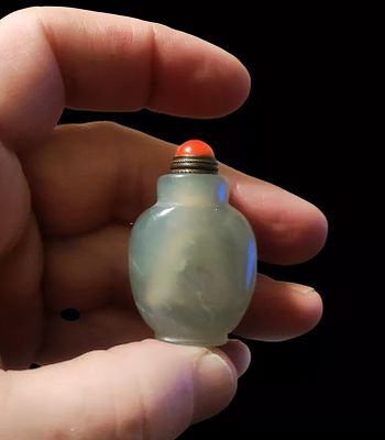 בקבוק טבק סיני מיניאטורי מגולף ביד, עשוי ירקן ג'ד ירוק בהיר מסוג HETIAN. 
גובה כ-4.2 ס"מ עם 