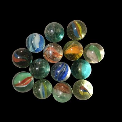 לוט של 14 גולות זכוכית וינטג’ גדולות בקוטר ממוצע של כ־24 מ״מ (Shooter Marbles), ייצור מאמצע 