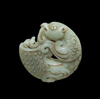 קמע-תליון פיסולי סיני מגולף ידנית מנפריט ג'ד בגוון טבעי של סלדון. צבע נדיר לאבן ג'ד! 
קוטר 5.2 