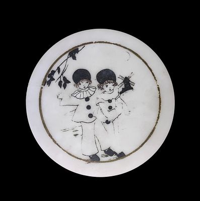 קופסת זכוכית עגולה חלבית וינטג' - צרפת, 1930-1950 , סגנון תיאטרון Dell'Arte 
ככל הנראה שימשה 