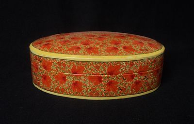 קופסת תכשיטים אוריינטלית הודית עתיקה מצוירת ביד, עשוייה מפפיר-מאשה. 
מקורית ישנה מאמצע המאה 