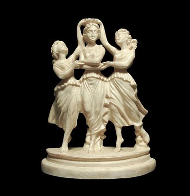 פסלון איטלקי וינטג': שלוש הגרציות. פסלון זה מתאר את שלוש הגרציות - מוטיב קלאסי מהמיתולוגיה 