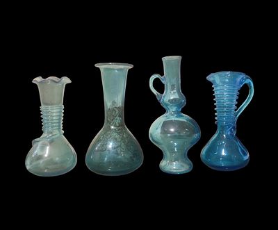 לוט וינטג' אמיתי של "זכוכית חברון", ארבעה בקבוקונים שנעשו בטכניקת ניפוח בסגנון הזכוכית הרומית 