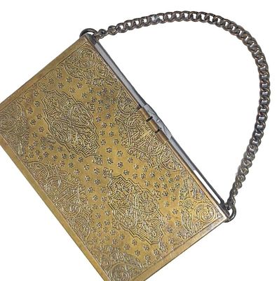 תיק איפור פליז ישן / ארנק כיס קומפקטי, דוגמת ערבסקה, מצרים שנות ה-20-40 
דוגמת ערבסקה יפה על 