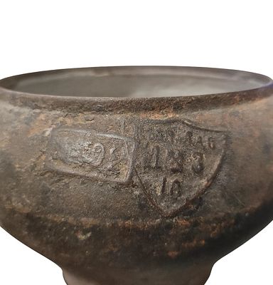 סיר ברזל יצוק סובייטי ישן (Чугунок / Chugunok). 
סיר בישול מסורתי מברזל יצוק כבד, המשמש על 