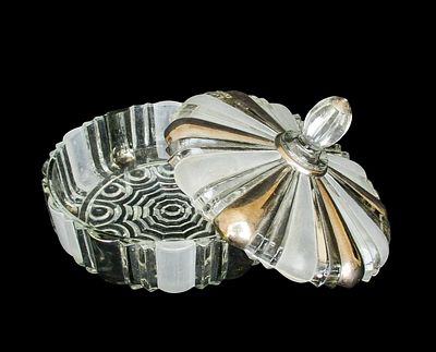 קופסת ממתקים ארט דקו עגולה וכבדה עשויה קריסטל, מעוטרת בפסים מתחלפים מזכוכית חלבית ושקופה בשילוב 