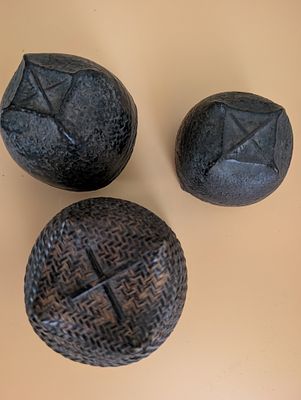 קופסאות קש אפריקאיות מסורתיות קטנות 
הם עשויים כנראה מסיבי דקל/קש/ראטן קלוע, עם ציפוי שחור טבעי 