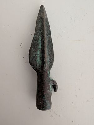 ראש חץ חנית/כידון עתיק מברונזה עט וו או לולאה שימשו לעיגון החץ למוט עץ באמצעות קשירה. 
יציקה 