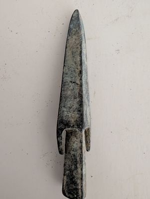 ראש חץ חנית/כידון עתיק מברונזה 
יציקה , פאטינה ירוקה/כחולה טבעית של נחושת/ברונזה, 
בית 