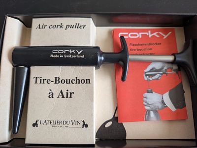 מכשיר וינטג' לפתיחת בקבוקי יין 
CORKY 
MADE IN SWITZERLAND