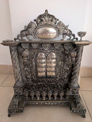 חנוכיה 
38*30*10סמ