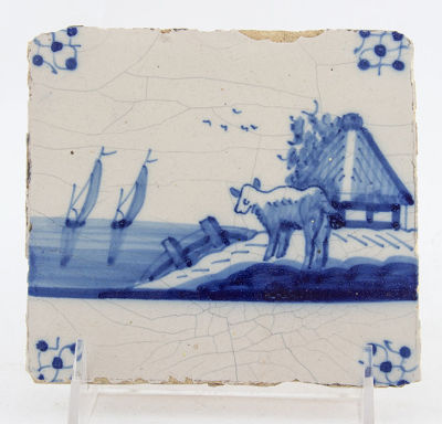 אריח דלפט מצויר ומזוגג כחול לבן, תחילת המאה ה-17, הולנד. מידות: 13X13 ס"מ לערךפירוט מצב הפריטים 