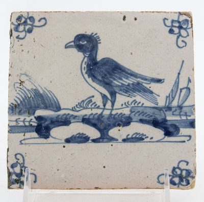 אריח דלפט מצויר ומזוגג כחול לבן, תחילת המאה ה-17, הולנד. מידות: 13X13 ס"מ לערךפירוט מצב הפריטים 