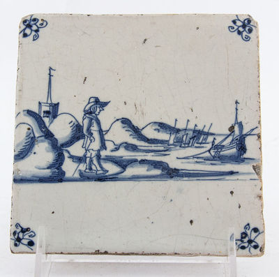אריח דלפט מצויר ומזוגג כחול לבן, תחילת המאה ה-17, הולנד. מידות: 13X13 ס"מ לערךפירוט מצב הפריטים 