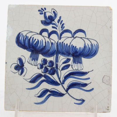 אריח דלפט מצויר ומזוגג כחול לבן, תחילת המאה ה-17, הולנד. מידות: 13X13 ס"מ לערךפירוט מצב הפריטים 