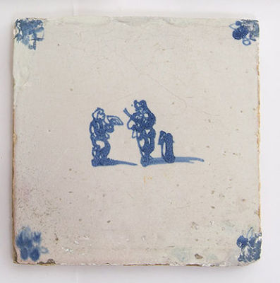 אריח דלפט מצויר ומזוגג כחול לבן, תחילת המאה ה-17, הולנד. מידות: 13X13 ס"מ לערךפירוט מצב הפריטים 