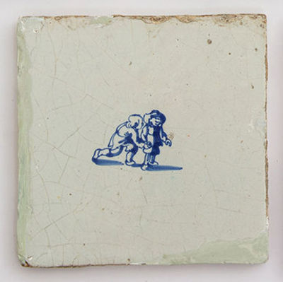 אריח דלפט מצויר ומזוגג כחול לבן, תחילת המאה ה-17, הולנד. מידות: 13X13 ס"מ לערךפירוט מצב הפריטים 