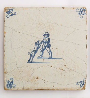 אריח דלפט מצויר ומזוגג כחול לבן, תחילת המאה ה-17, הולנד. מידות: 13X13 ס"מ לערךפירוט מצב הפריטים 