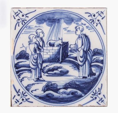 אריח דלפט מצויר ומזוגג כחול לבן המתאר את "עגל הזהב", תחילת המאה ה-17, הולנד. מידות: 13X13 ס"מ 