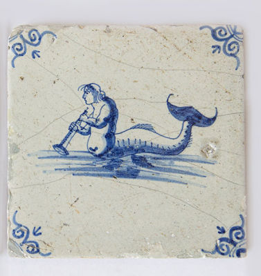 אריח דלפט מצויר ומזוגג כחול לבן המתאר סצינה מיתולוגית, תחילת המאה ה-17, הולנד. מידות: 13X13 ס"מ 