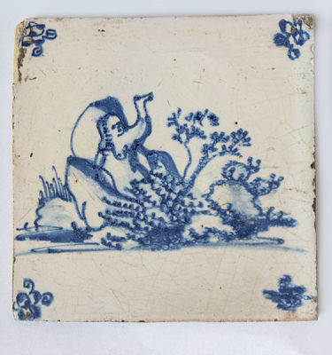 אריח דלפט מצויר ומזוגג כחול לבן, תחילת המאה ה-17, הולנד. מידות: 13X13 ס"מ לערךפירוט מצב הפריטים 