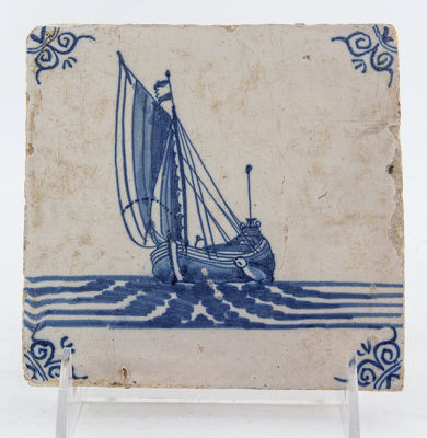 אריח דלפט מצויר ומזוגג כחול לבן, תחילת המאה ה-17, הולנד. מידות: 13X13 ס"מ לערךפירוט מצב הפריטים 