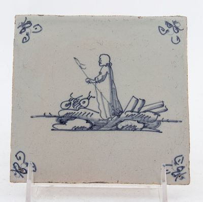 אריח דלפט מצויר ומזוגג כחול לבן, תחילת המאה ה-17, הולנד. מידות: 13X13 ס"מ לערךפירוט מצב הפריטים 