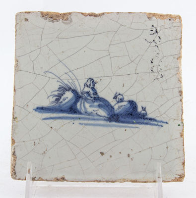 אריח דלפט מצויר ומזוגג כחול לבן, תחילת המאה ה-17, הולנד. מידות: 13X13 ס"מ לערךפירוט מצב הפריטים 