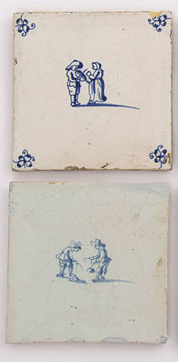 2 אריחי דלפט מצויר ומזוגג כחול לבן, תחילת המאה ה-17, הולנד. מידות: 13X13 ס"מ לערך (כל אחד)פירוט 
