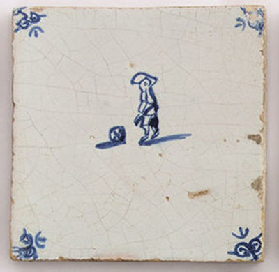 2 אריחי דלפט מצויר ומזוגג כחול לבן, תחילת המאה ה-17, הולנד. מידות: 13X13 ס"מ לערך (כל אחד)פירוט 