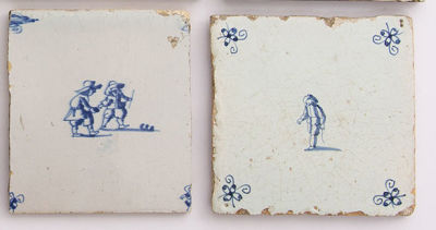 2 אריחי דלפט מצויר ומזוגג כחול לבן, תחילת המאה ה-17, הולנד. מידות: 13X13 ס"מ לערך (כל אחד)פירוט 