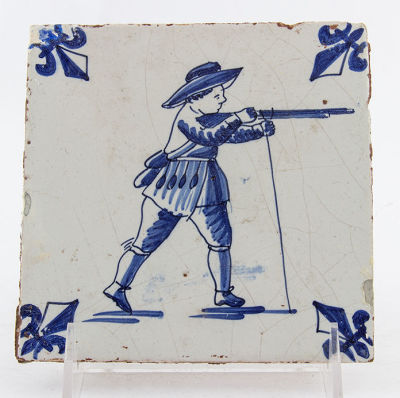 אריח דלפט מצויר ומזוגג כחול לבן, תחילת המאה ה-17, הולנד. מידות: 13X13 ס"מ לערך פירוט מצב הפריטים 